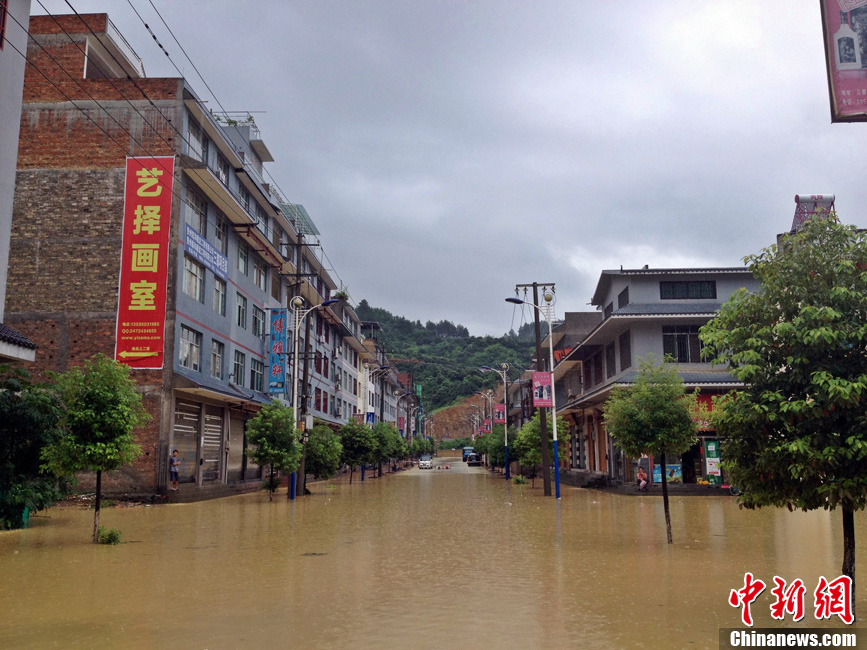 贵州三都县大雨致城区内涝