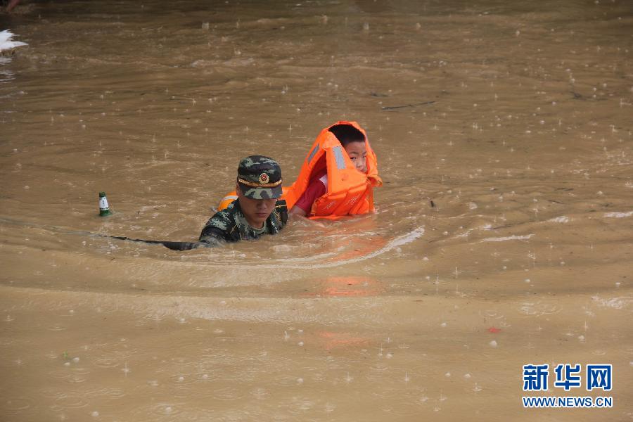贵州多地遭暴雨袭击 群众紧急转移