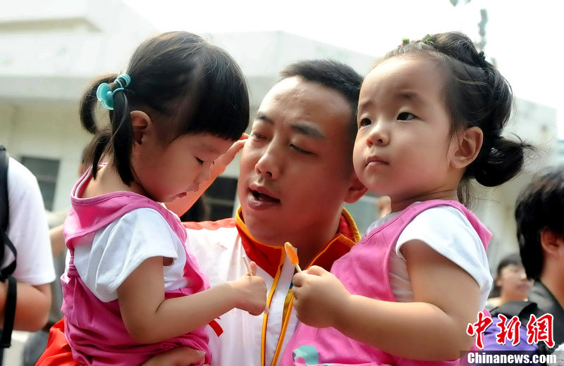 中国乒乓球队出征奥运 刘国梁与女儿依依惜别