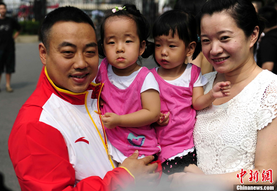 中国乒乓球队出征奥运 刘国梁与女儿依依惜别