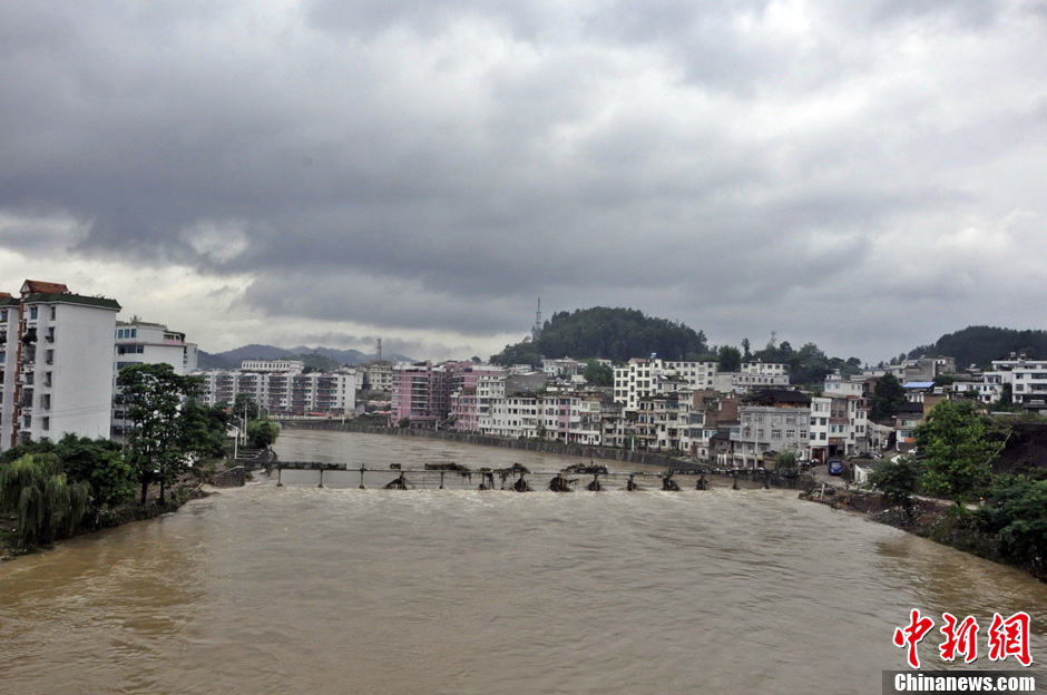 贵州黔南多地暴雨 平塘遭遇史上最强洪峰