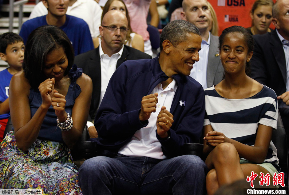 奥巴马一家观看美国男篮表演赛  座位上秀舞姿