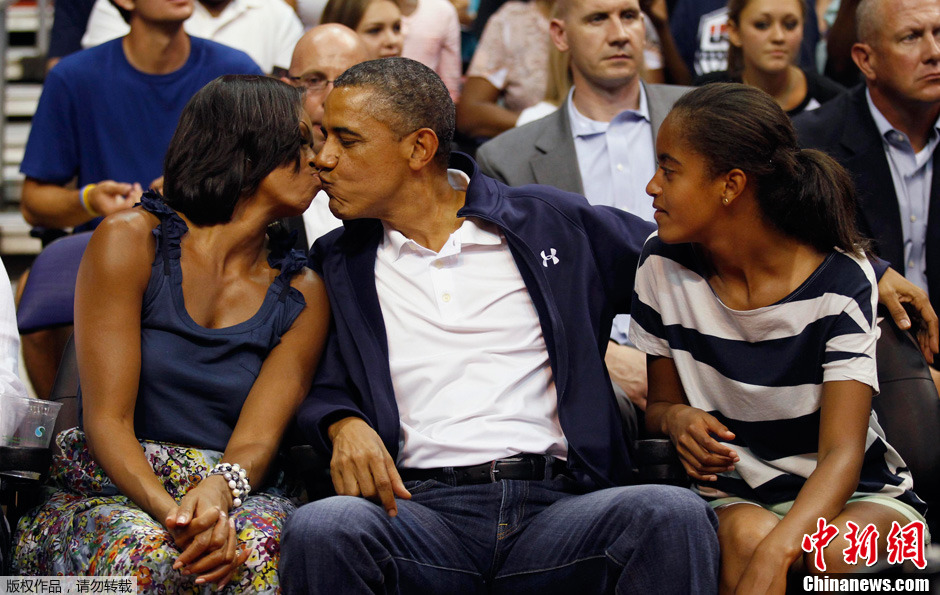 奥巴马一家观看美国男篮表演赛  与第一夫人秀恩爱
