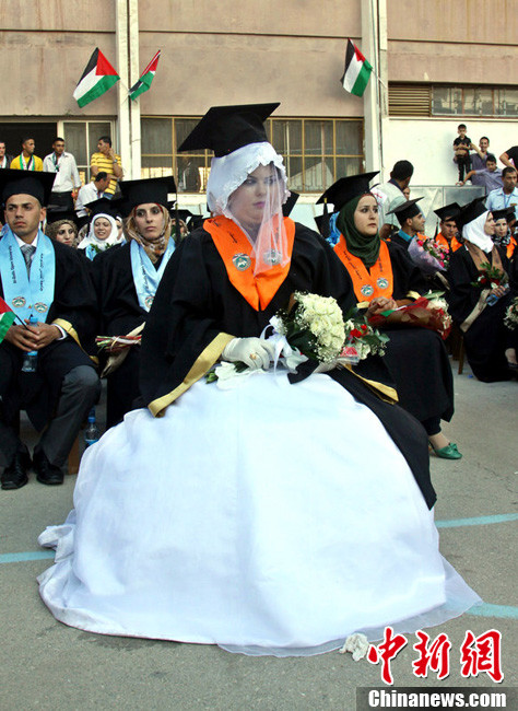 巴勒斯坦新娘穿婚纱参加毕业典礼 