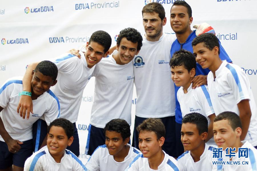 西班牙门将卡西利亚斯在委内瑞拉参加青少年活动