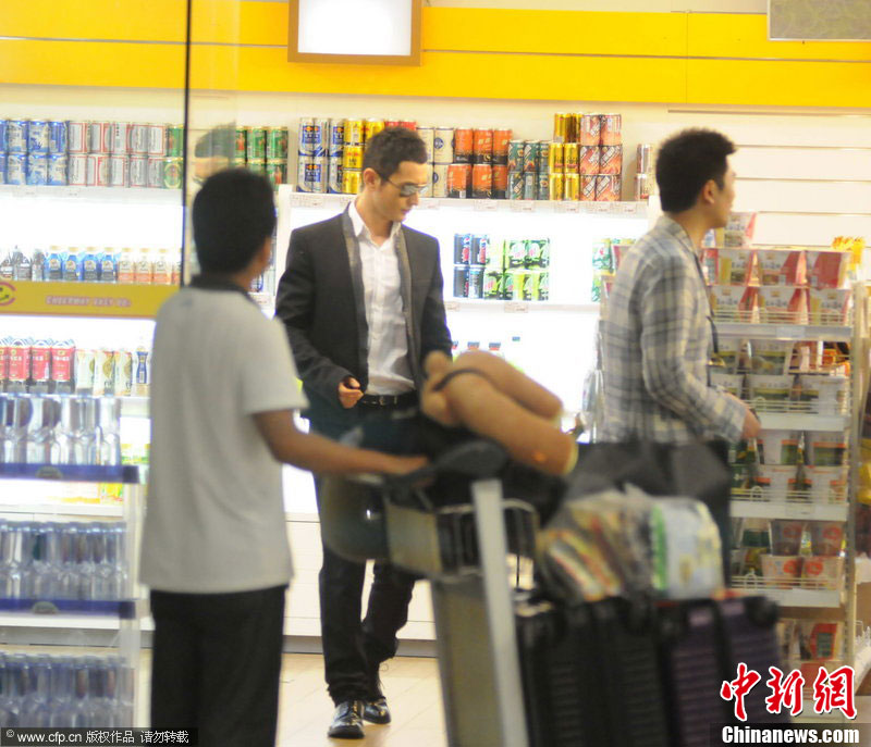 黄晓明现身超市买零食 西装笔挺黑超眼镜气场强大