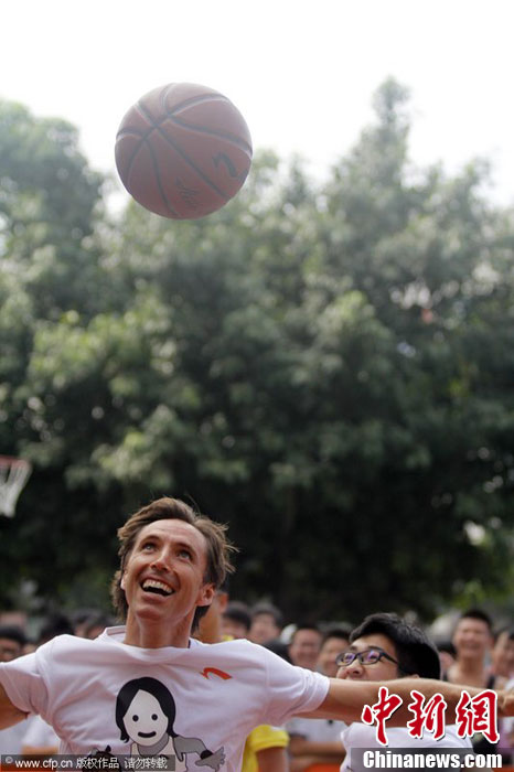 纳什中国行抵福建泉州 亲授中学生球迷篮球秘笈