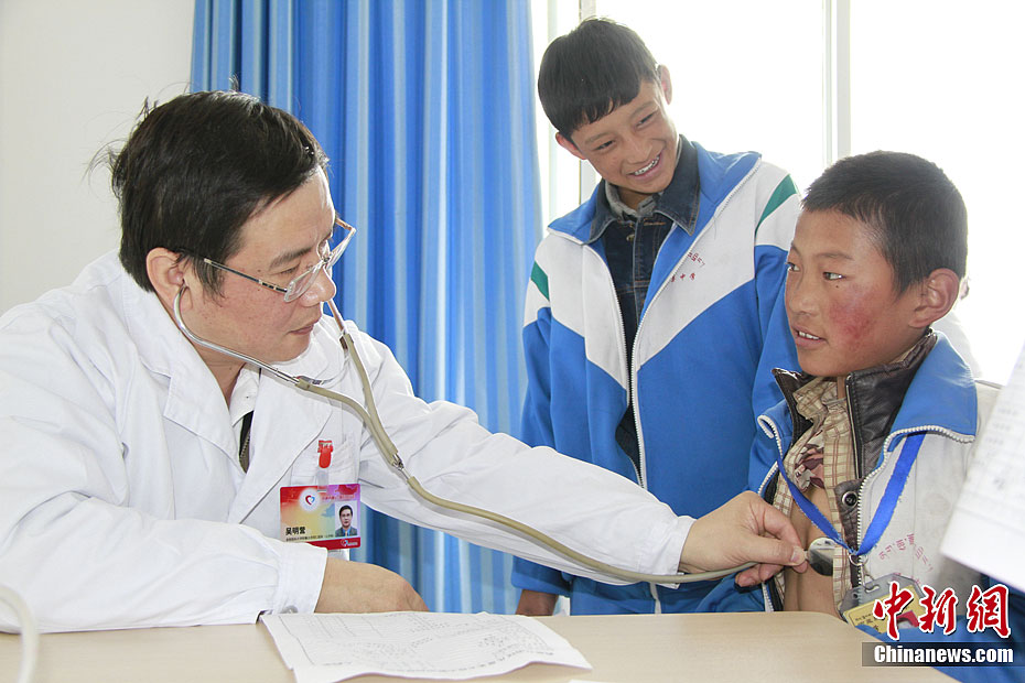 北京30余位医药卫生界志愿西藏海拔最高地区那曲义诊