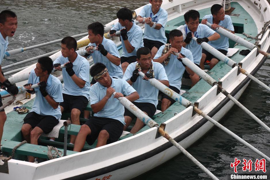 中国航海院校舢板比赛在青岛举32