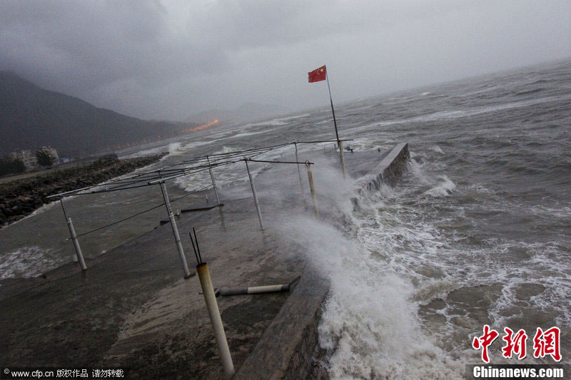 台风“韦森特”来袭 深圳海滨掀大浪