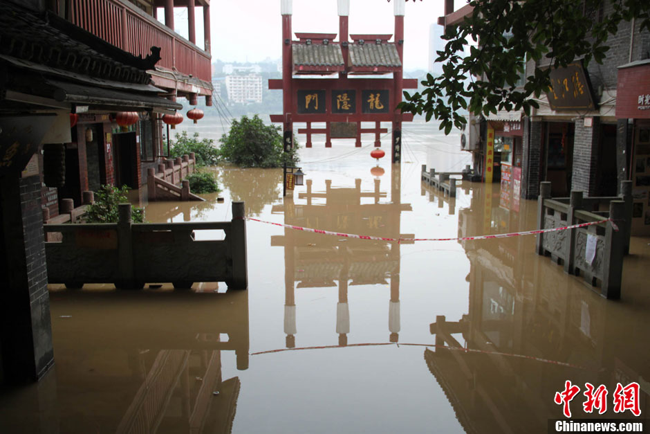 重庆迎31年来最大洪峰朝天门码头被淹818