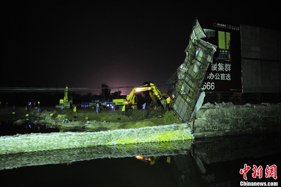 北京房山灾区连夜开挖疏通水渠