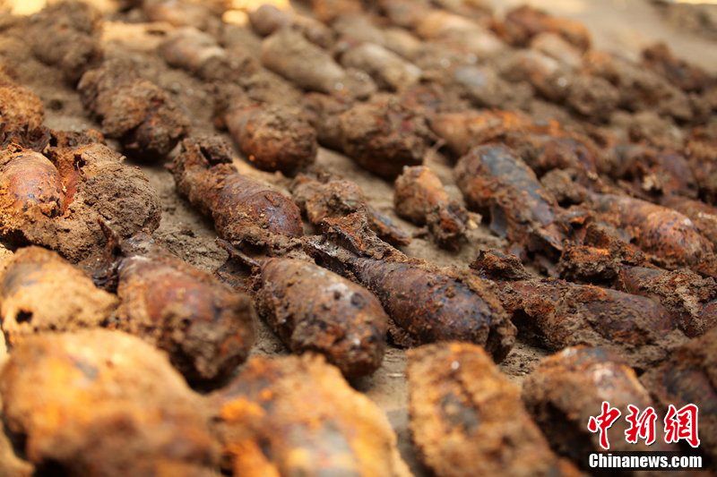 河南一工地发现135枚旧炮弹火药仍具燃烧力