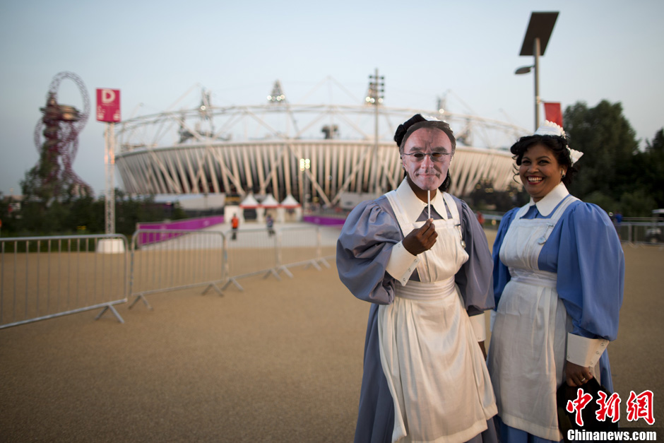 伦敦奥运会开幕式彩排现场 美女也搞怪