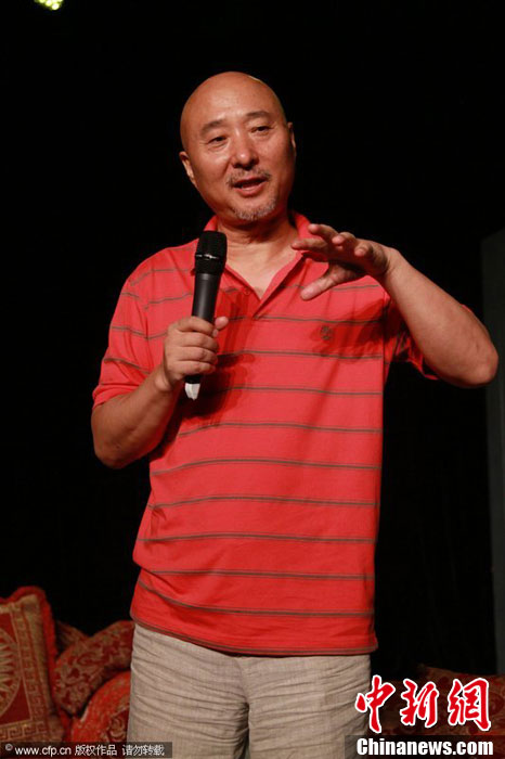 陈佩斯轻松现身发布会朱时茂助阵现场即兴表演