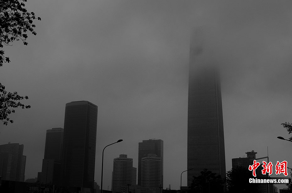 乌云笼罩北京 高层建筑入“仙境”