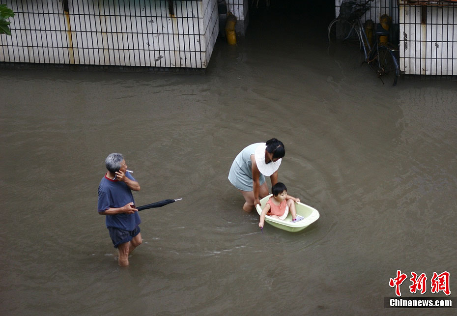 大雨袭天津 多处地段被淹