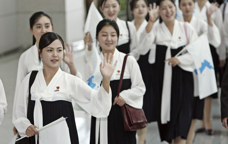 锦标赛之行的李雪珠在仁川机场向韩国民众挥手,她是朝鲜队的啦啦队员