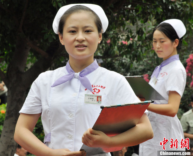 南宁护士t台走秀 展现"天使之美"