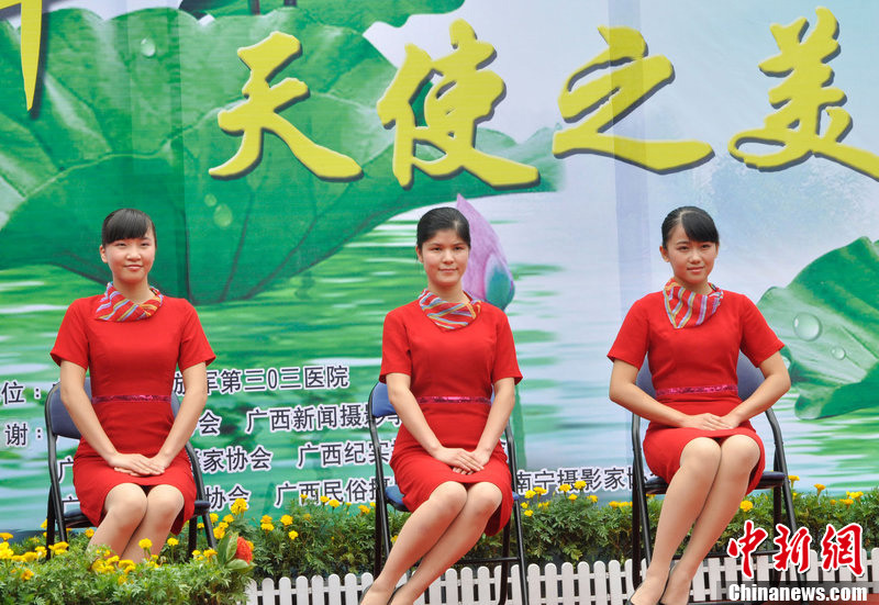 南宁护士t台走秀展现天使之美