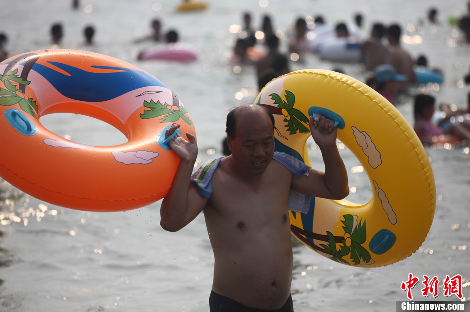 青岛持续高温海滨浴场爆满成人海