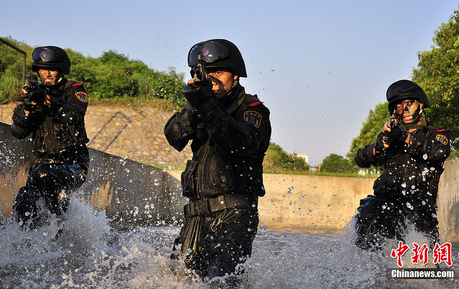 武警湖南总队特警进行"魔鬼日"训练