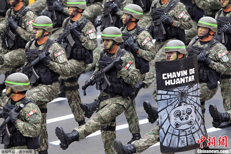 秘鲁举行盛大阅兵式庆祝独立191周年