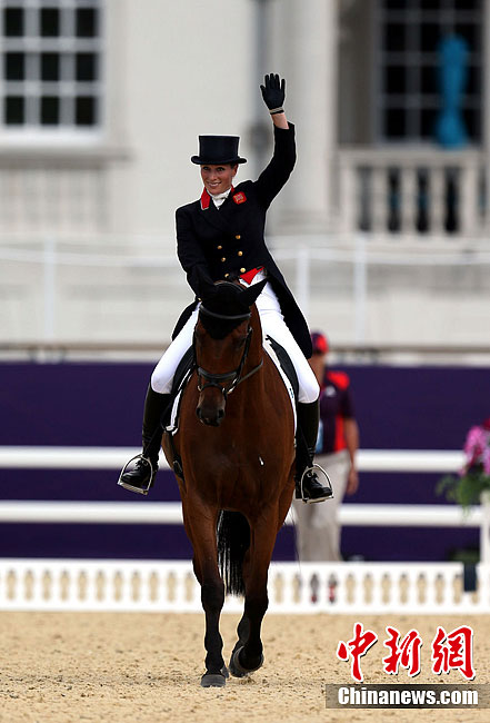 当地时间7月29日,伦敦奥运会女子10米气手枪决赛中,卫冕冠军郭文珺
