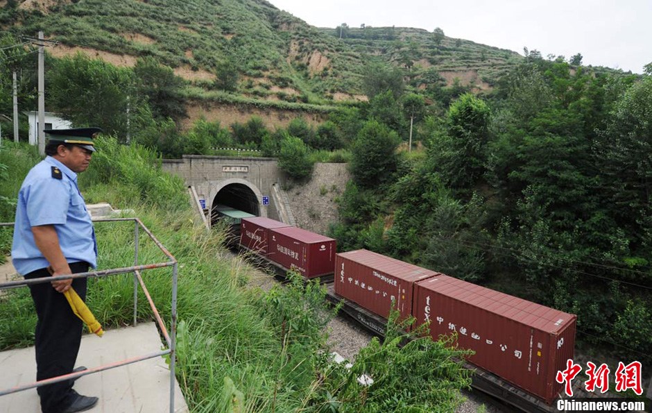 秦岭山脉铁路隧道看守工的孤独