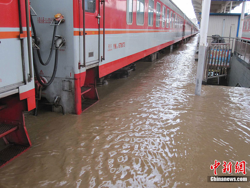 豪雨致山海关火车站5000旅客滞留