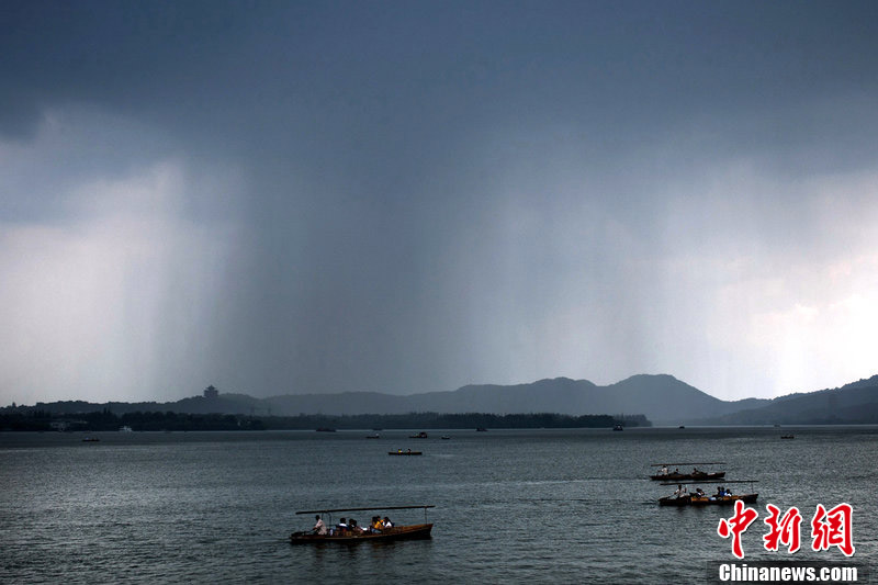 杭州现局部雷阵雨天气天空如破大洞