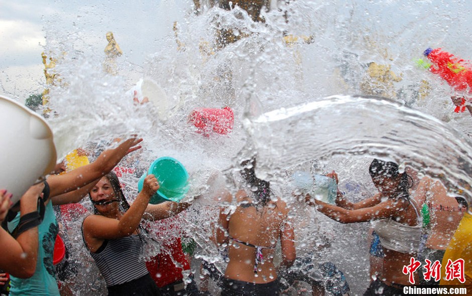俄罗斯快闪族泼水大战醍醐灌顶欢乐无比