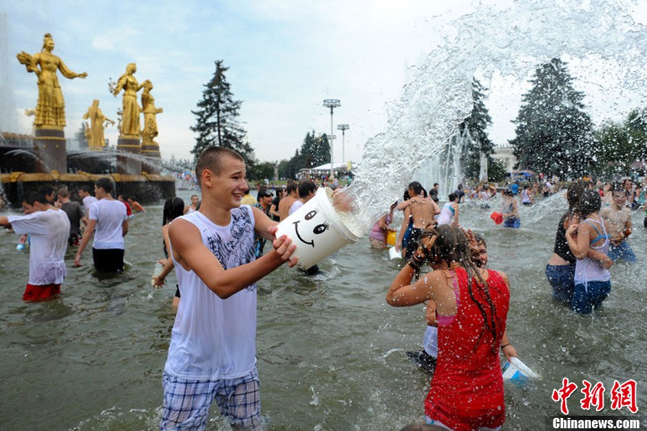 俄罗斯快闪族泼水大战醍醐灌顶欢乐无比