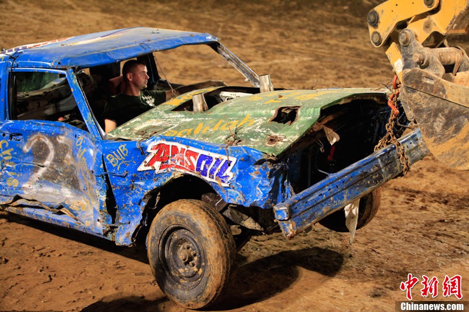 美国上演撞车大赛比赛现场似战场