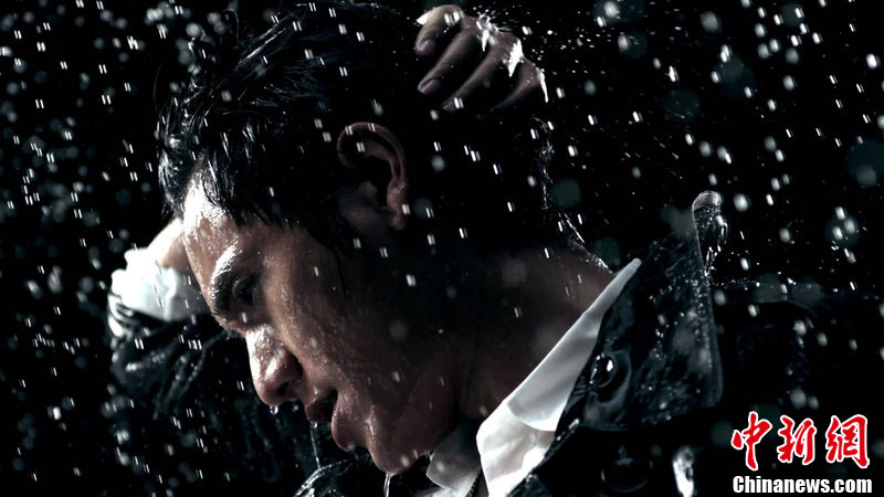 陈坤水中淋雨拍mv上演湿身诱惑