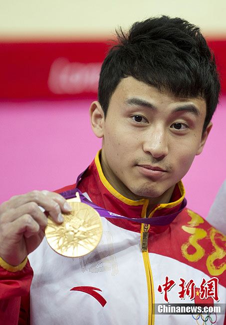 奥运男子双杠比赛冯喆以15966分夺冠
