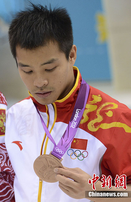 奥运男子双杠比赛冯喆以15966分夺冠
