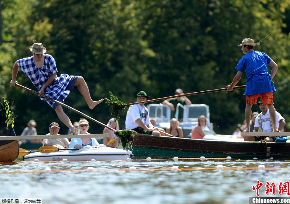 德国水上骑士比枪术请对方下船喝水