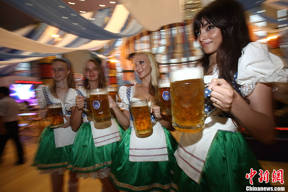 德国酒娘靓丽助阵青岛国际啤酒节