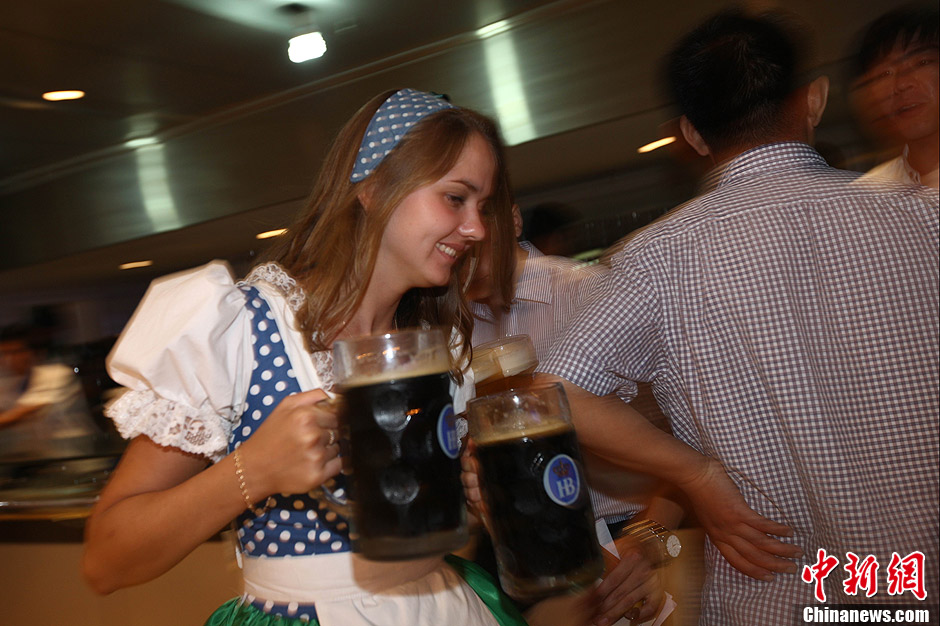德国酒娘靓丽助阵青岛国际啤酒节
