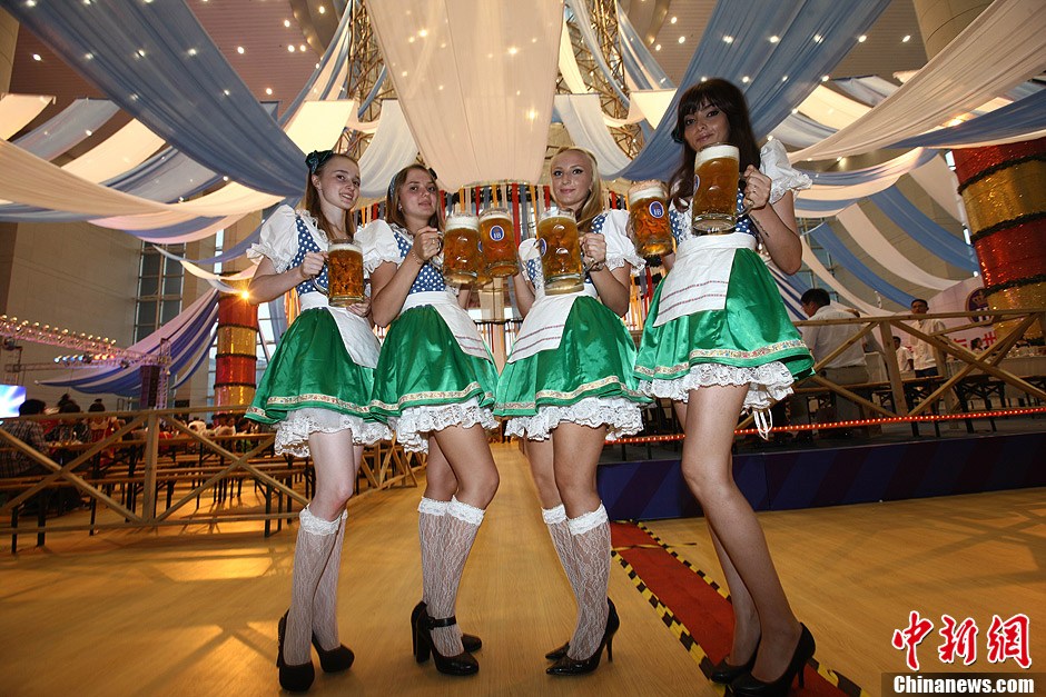 德国酒娘靓丽助阵青岛国际啤酒节