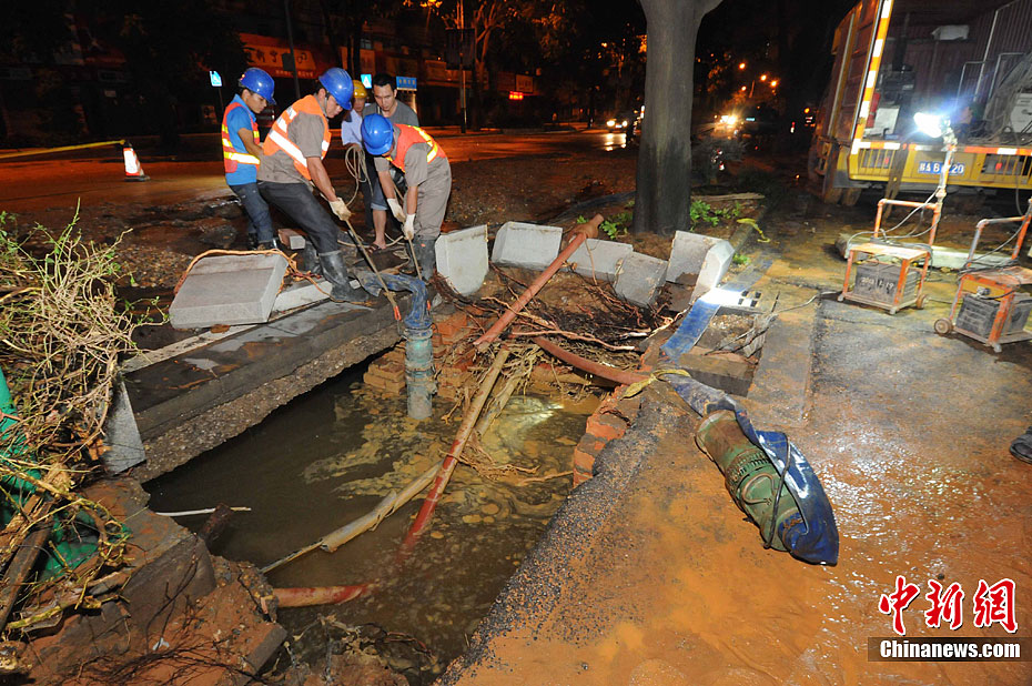 广西南宁水管爆裂现场狼藉一片
