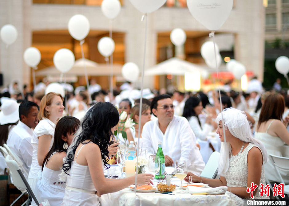 美国纽约举行白色快闪晚宴