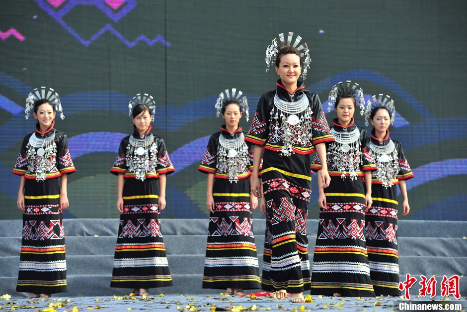 海南七仙女七夕着黎族服饰展民族风