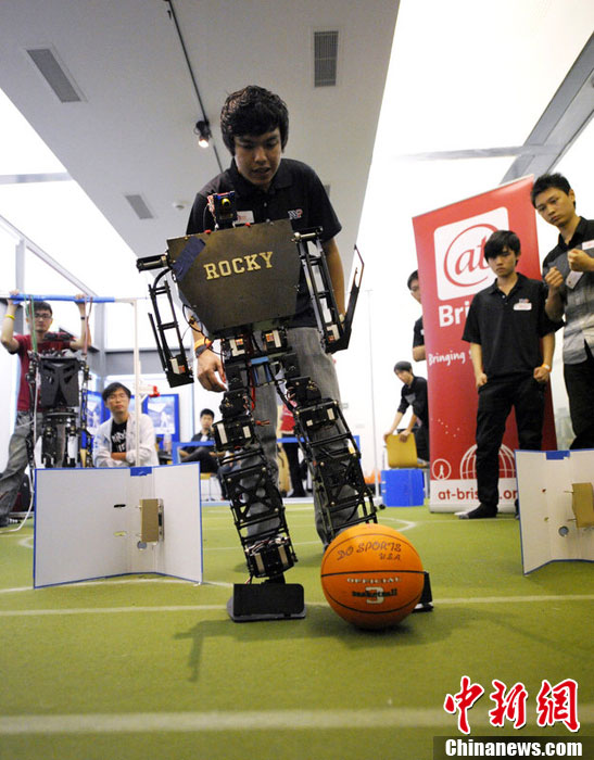 机器人世界杯足球赛(机器人足球赛上演人机“互搏”)