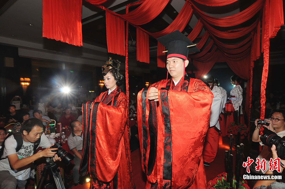 南宁市民甘先生和吴小姐按照中国古代传统"周制士"昏礼仪式举行的婚礼