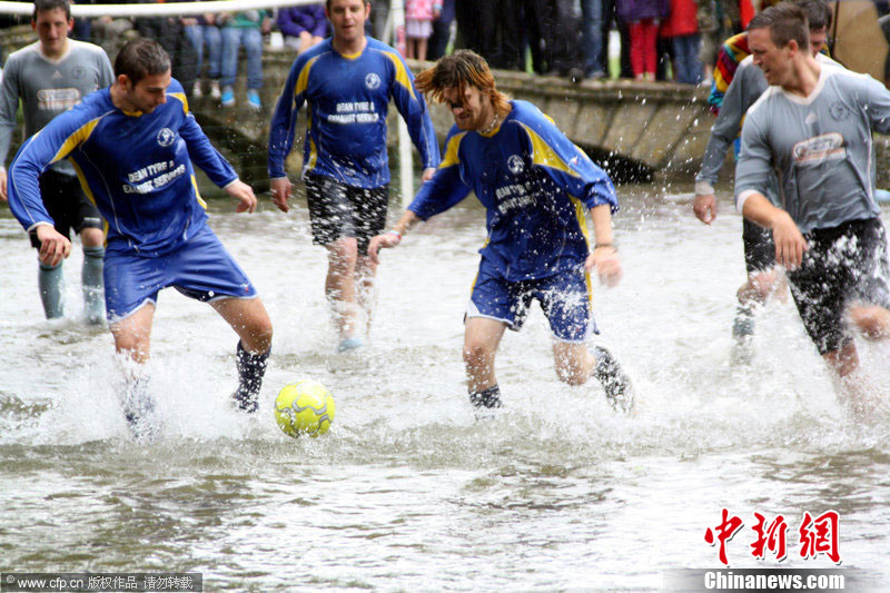 英国博尔顿举行水上足球赛夏日狂欢乘凉两不误