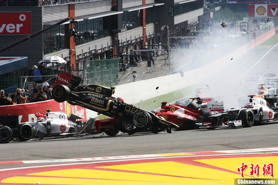 发车阶段发生重大事故,多辆赛车连环相撞,支离破碎,残片散落,索性参