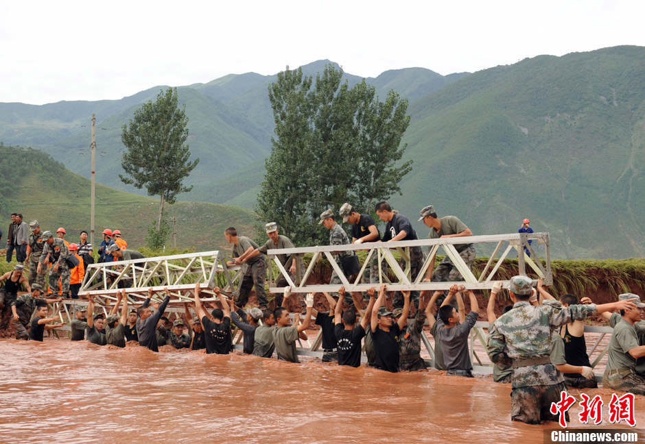 四川喜德洪灾过后加快抢修基础设施