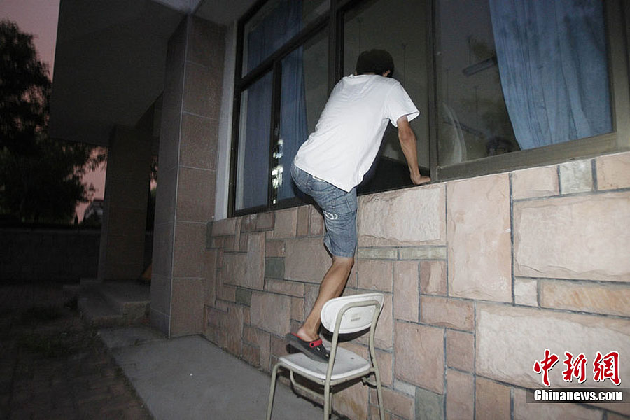 青岛校园现考研占座大军女生半夜翻窗占座